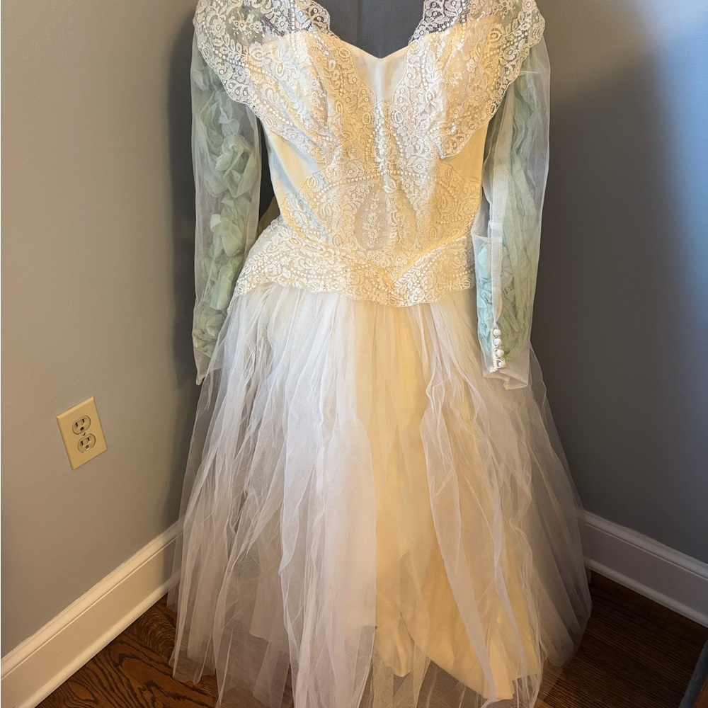 Vintage 1953 Elegant White Lace Wedding Dress Size 0-2P